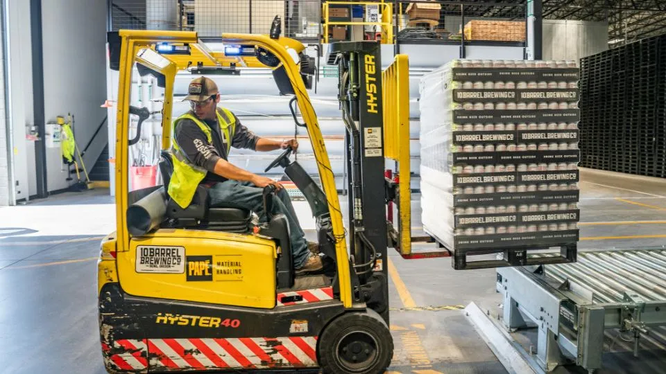 carico merci con pallet